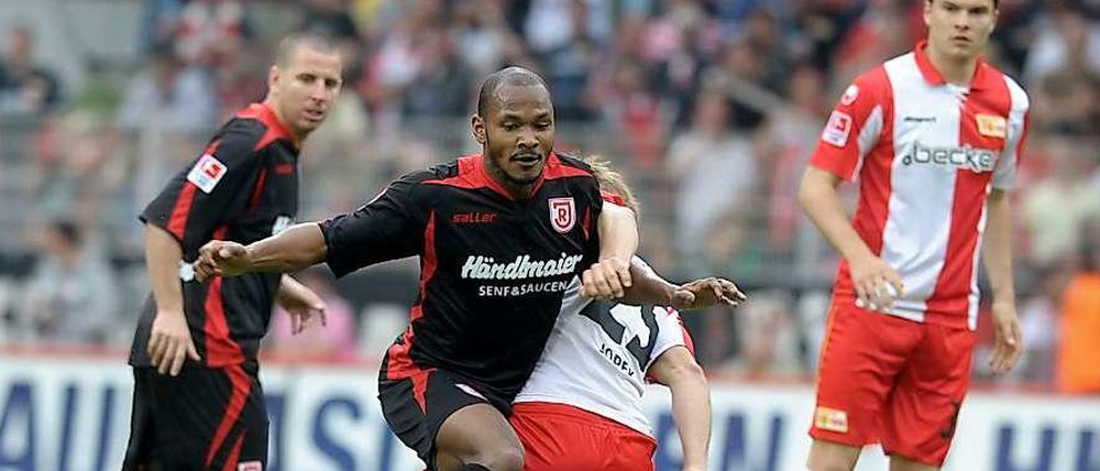 Julian de Guzman (l-r) von Jahn Regensburg im Zweikampf mit Björn Jopek vom 1.FC Union Berlin.