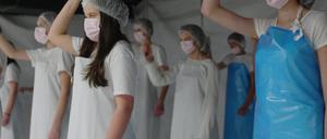 Arbeiterinnen im Film „Regeln am Band“