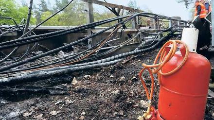 Reparatur läuft. Am frühen Donnerstagmorgen gab es einen Brandanschlag auf einen Verteilerkasten der Bahn. Zehntausende Pendler kamen zu spät zur Arbeit, weil Züge ausfielen. Foto: dpa/Stephanie Pilick