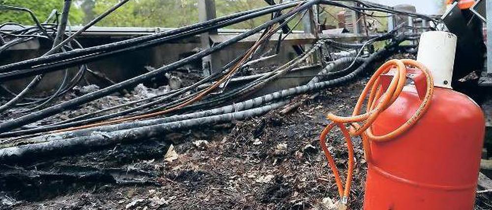 Reparatur läuft. Am frühen Donnerstagmorgen gab es einen Brandanschlag auf einen Verteilerkasten der Bahn. Zehntausende Pendler kamen zu spät zur Arbeit, weil Züge ausfielen. Foto: dpa/Stephanie Pilick