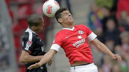 Verkopft: Der Mainzer Shawn Parker (r.) und der Frankfurter Bamba Anderson (l.) versuchen, an den Ball zu kommen.