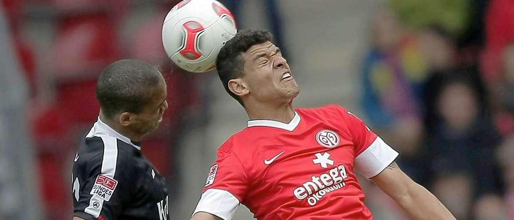 Verkopft: Der Mainzer Shawn Parker (r.) und der Frankfurter Bamba Anderson (l.) versuchen, an den Ball zu kommen.