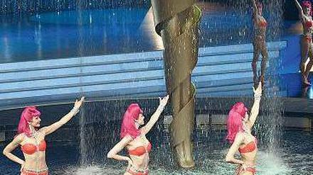 Gehuldigt. Das Ballett des Friedrichstadt-Palastes umtanzte die Lola.