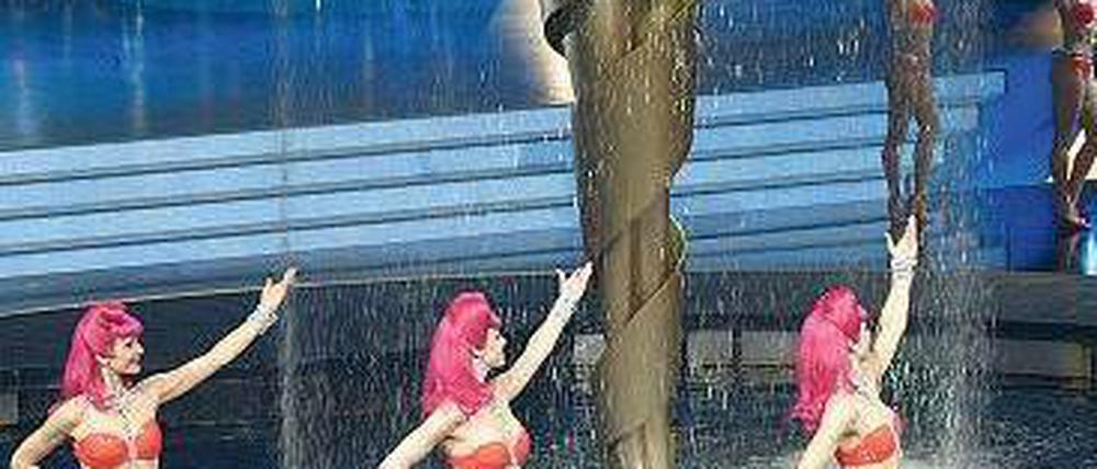 Gehuldigt. Das Ballett des Friedrichstadt-Palastes umtanzte die Lola.