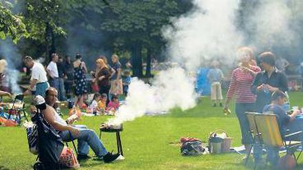 Nebel? Mach ich euch! Berliner Alltagstheater kann auch Spezialeffekte. Foto: dpa