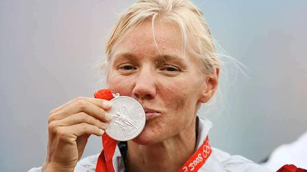Josefa Idem 2008 mit einer Silbermedaille bei den Olympischen Spielen in Peking 2008