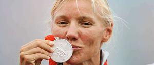 Josefa Idem 2008 mit einer Silbermedaille bei den Olympischen Spielen in Peking 2008