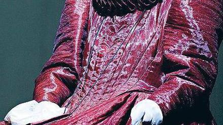 Ruhe und Strenge. Holtz 2009 am BE als Elisabeth I. in „Shakespeares Sonette"