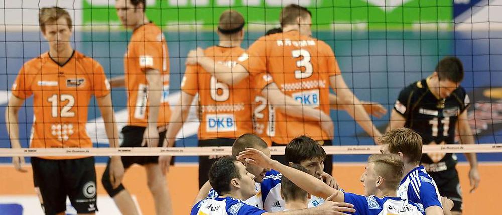 Diesmal jubeln die anderen. Friedrichshafen (v.) verkürzt in der Finalserie auf 1:2.