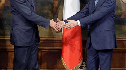Der neue Premierminister Enrico Letta (links) mit seinem Vorgänger Mario Monti