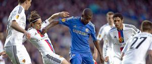 Allein gegen Basel. Chelseas Ramires nimmt es mit vier Gegenspielern auf. 