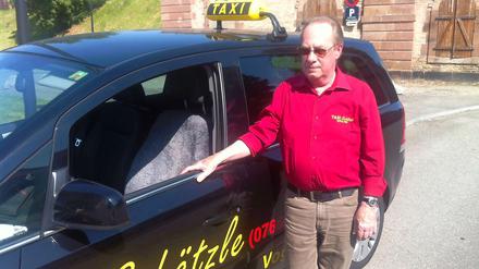 Das ist Taxifahrer Harry Kaiser, "Kaiser, wie der alte Kaiser und Harry mit zwei rrr und Yypsilon am Ende". 
