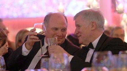 Langjährig verbunden: FC-Bayern-Präsident Uli Hoeneß und Horst Seehofer (rechts) beim 60. Geburtstag von Hoeneß Anfang 2012.