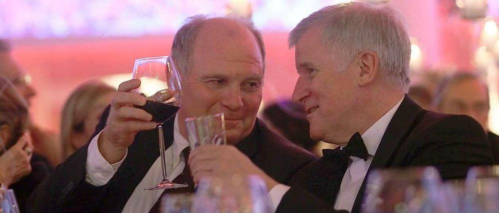 Langjährig verbunden: FC-Bayern-Präsident Uli Hoeneß und Horst Seehofer (rechts) beim 60. Geburtstag von Hoeneß Anfang 2012.