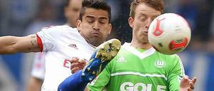 Augen zu und durch: Maximilian Arnold (r.) und Tomas Rincon im Kampf um den Ball.