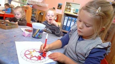 Investitionen in Kinderbetreuung - wie zum Beispiel in den Kita-Ausbau - lohnen sich finanziell für die Gesellschaft, behauptet das Ifo-Institut.