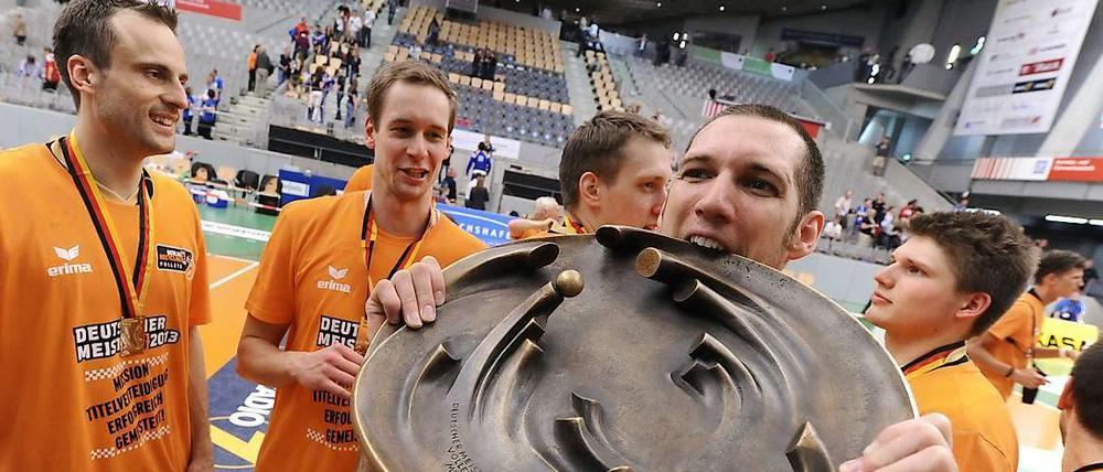 Schmeckt gut. Scott Touzinsky hat Spaß mit der Meisterschale