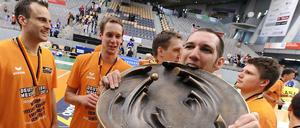 Schmeckt gut. Scott Touzinsky hat Spaß mit der Meisterschale