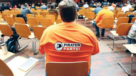 Vom Netz in die Halle: Die Piratenpartei hofft, ihre Situation am Wochenende auf dem Treffen in Neumarkt bei Nürnberg zu verbessern (im Bild der Sonderparteitag in Dortmund vor einem Jahr). Derzeit ist die Lage trübe: Seit Monaten dümpelt die einstige Senkrechtstarterin in Umfragen unter der magischen Fünf-Prozent-Grenze. Foto: Ina Fassbender/rtr