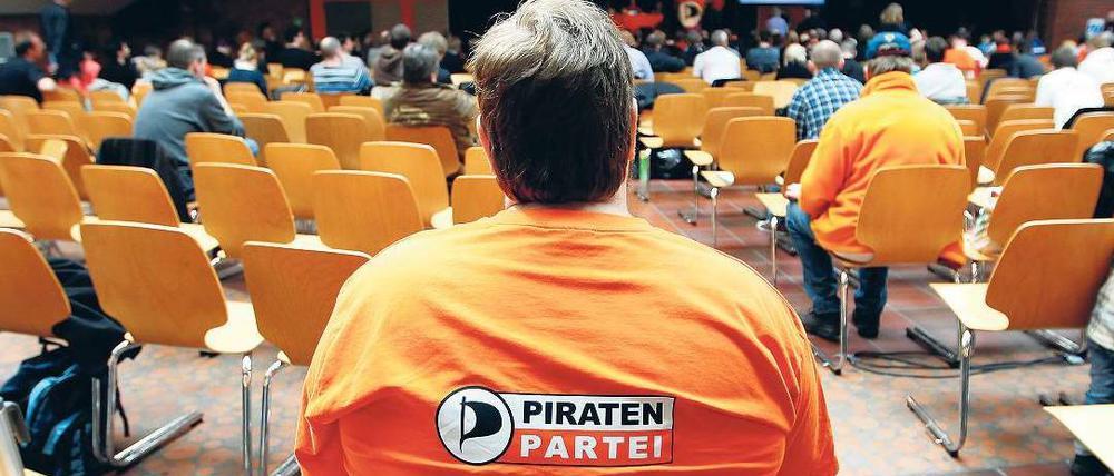 Vom Netz in die Halle: Die Piratenpartei hofft, ihre Situation am Wochenende auf dem Treffen in Neumarkt bei Nürnberg zu verbessern (im Bild der Sonderparteitag in Dortmund vor einem Jahr). Derzeit ist die Lage trübe: Seit Monaten dümpelt die einstige Senkrechtstarterin in Umfragen unter der magischen Fünf-Prozent-Grenze. Foto: Ina Fassbender/rtr