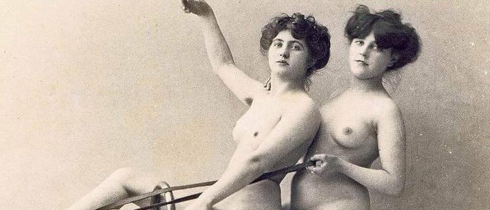 Die Frauen auf dem Karussell-Schwein hielt ein unbekannter Künstler fest.