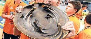 Hungrig auf die Schale. Scott Touzinsky von den BR Volleys prüft die Bissfestigkeit der seltsamen Volleyball-Trophäe. Foto: dpa