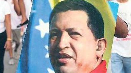 Einmal Held, immer Held: Der verstorbene Staatschef Chavez genießt bei seinen Anhängern großen Respekt. Nachfolger Maduro hat einen schweren Stand. Foto: Alejandro Ernesto/dpa