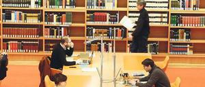 Freies Lesen. Studierende, Forscher, Bibliotheken greifen kostenlos auf Artikel zu: Das ist Ziel der Open-Access-Bewegung. Stattdessen zahlen die Autoren fürs Publizieren.