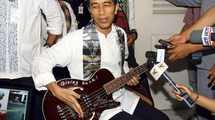 Joko Widodo, Gouverneur von Jakarta, mit einer Bass-Gitarre, die er von Metallica geschenkt bekommen hat.