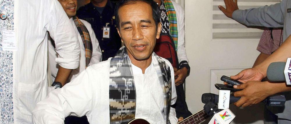 Joko Widodo, Gouverneur von Jakarta, mit einer Bass-Gitarre, die er von Metallica geschenkt bekommen hat.