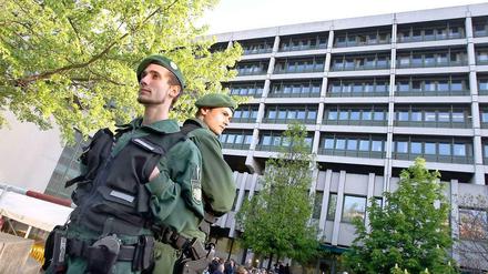 Die Polizisten vor dem Oberlandesgericht München sind auf alles vorbereitet.