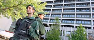 Die Polizisten vor dem Oberlandesgericht München sind auf alles vorbereitet.