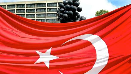 Vor dem Gerichtsgebäude, in dem Beate Zschäpe der Prozess gemacht wird, weht eine türkische Flagge. Auch in Berlin-Kreuzberg wurde der Prozessauftakt verfolgt.