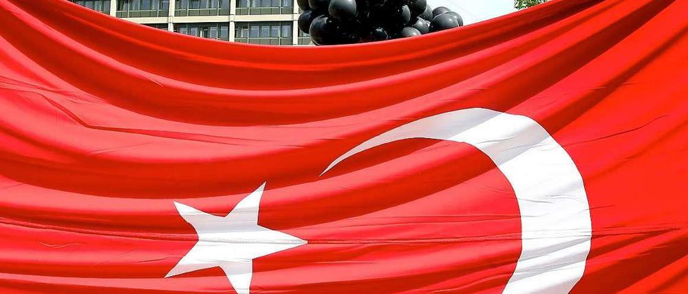 Vor dem Gerichtsgebäude, in dem Beate Zschäpe der Prozess gemacht wird, weht eine türkische Flagge. Auch in Berlin-Kreuzberg wurde der Prozessauftakt verfolgt.