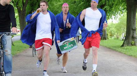 Am Schlachtensee nicht mehr erlaubt. Bierkastenrennen gibt es vielerorts in Deutschland, dieses Bild stammt vom "Bierathlon" am Hannoveraner Maschsee.
