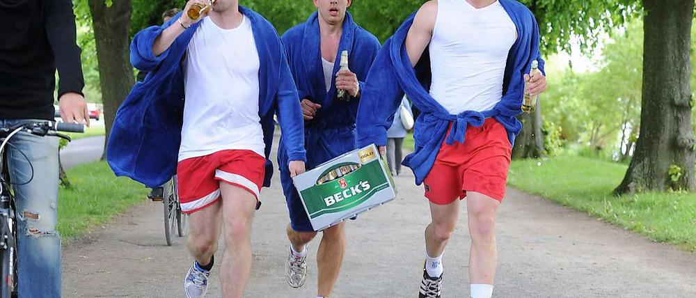 Am Schlachtensee nicht mehr erlaubt. Bierkastenrennen gibt es vielerorts in Deutschland, dieses Bild stammt vom "Bierathlon" am Hannoveraner Maschsee.