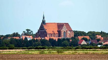 Trügerische Idylle in Brandenburg: Der Streit um die Bundesstraße 103, die bisher zum Landkreis Prignitz und nicht, wie von Landrat Hans Lange gefordert, zum Bund gehört, geht in eine neue Phase.