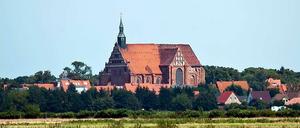 Trügerische Idylle in Brandenburg: Der Streit um die Bundesstraße 103, die bisher zum Landkreis Prignitz und nicht, wie von Landrat Hans Lange gefordert, zum Bund gehört, geht in eine neue Phase.