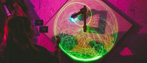 Das Doppel-Pendel: Kleinste Änderungen an den Startbedingungen haben größte Auswirkungen auf den Verlauf der Laserspitze.