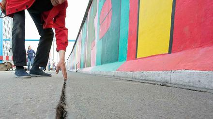 Fingerbreite Risse wurden an der East Side Gallery entdeckt.