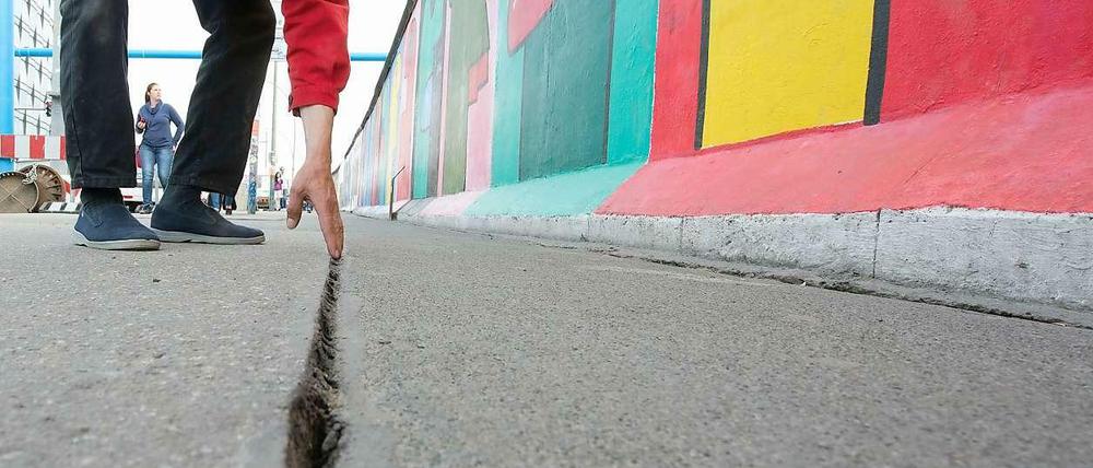 Fingerbreite Risse wurden an der East Side Gallery entdeckt.