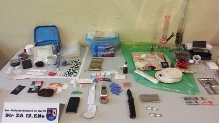 Diese Drogen und Utensilien hat die Polizei am Sonntag nach einem Schwerpunkteinsatz in Mitte sichergestellt.