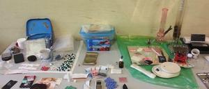 Diese Drogen und Utensilien hat die Polizei am Sonntag nach einem Schwerpunkteinsatz in Mitte sichergestellt.