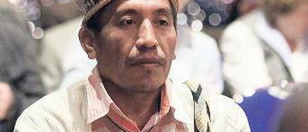 Weit angereist war Oscar Guariyu, der Indianer aus Kolumbien auf der Eon-Hauptversammlung vertrat – und Farbe in die Versammlung brachte. Foto: Reuters