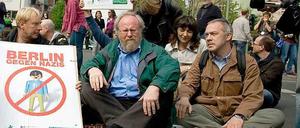 Bundestagsvizepräsident Wolfgang Thierse (SPD) bei einer Sitzblockade am 1. Mai 2010 gegen die Nazi-Demo auf der Bornholmer Straße in Berlin: Der demonstrative Akt zog Kritik und Rücktrittsforderungen wegen Rechtsbruch nach sich.