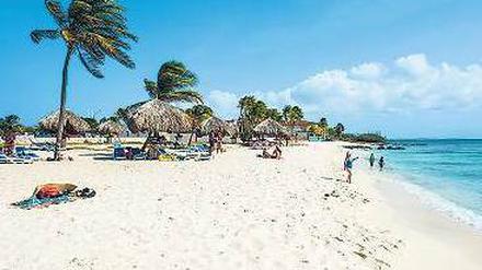 Paradies in Gefahr. Die Strände Arubas locken jedes Jahr rund 1,5 Million Gäste. Doch sie verbrauchen zu viel Wasser und Strom. Nun soll eine saubere Lösung her.