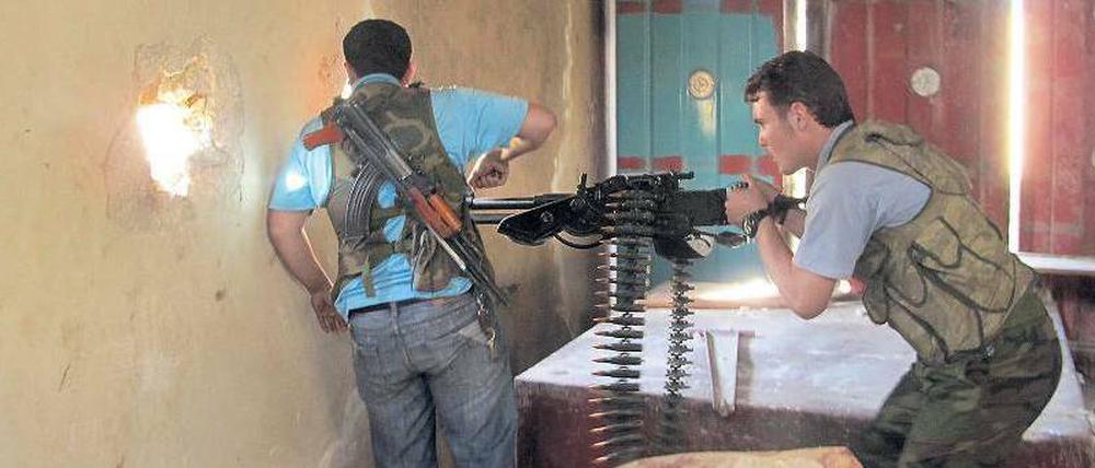 Feuer frei: Syrische Rebellen fordern seit langem militärische Unterstützung vom Westen. Doch Deutschland hält nichts davon, diesem Wunsch nachzukommen.