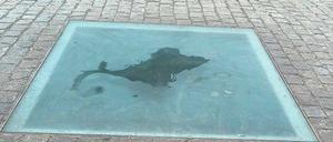 Auf dem Denkmal zur Erinnerung an die Bücherverbrennung prangt ein schmieriger Fleck.