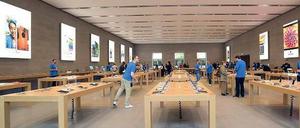 Apfellager. In diesem Saal können Kunden die Geräte testen. Wer blaue T-Shirts trägt, muss die Fragen beantworten. 