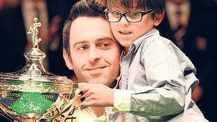 Titel für die Familie. Weltmeister Ronnie O’Sullivan mit Filius. 